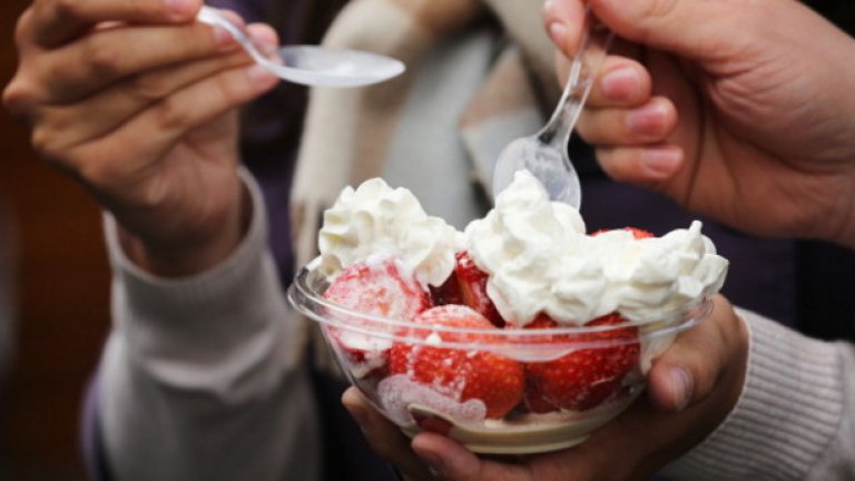 Традиционният десерт на турнира е ягоди със сметана.