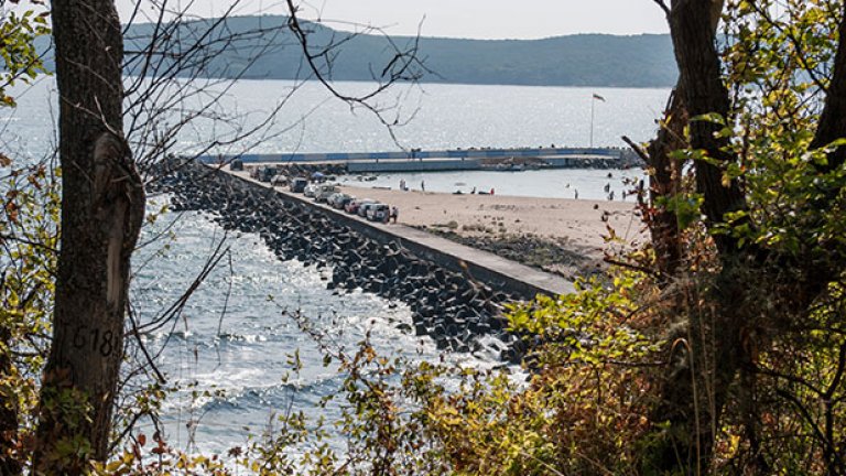Гледката не е лоша. По-добра би била от някое малко бунгало и без коли долу...