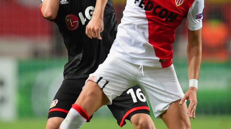 Лукас Окампос (вдясно), роден на 11 юли 1994 г. Продукт на славната академия на Ривер Плейт, където обаче се задържа точно един сезон в първия тим. С Монако мина през чистилището на втора лига, а сега се учи от Димитър Бербатов в атаката.