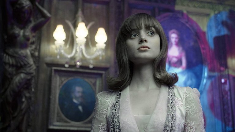 Една нейна снимка, видяна от режисьора Тим Бъртън, ѝ печели роля в неговия филм "Тъмни сенки" (Dark Shadows) с Джони Деп. Новината я кара да изпищи от щастие. А по време на снимките е толкова развълнувана от това с какви големи имена снима, че не смее четири месеца да заговори Ева Грийн.