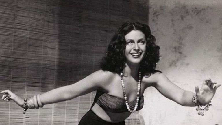 Една от най-сексапилните брюнетки в киното