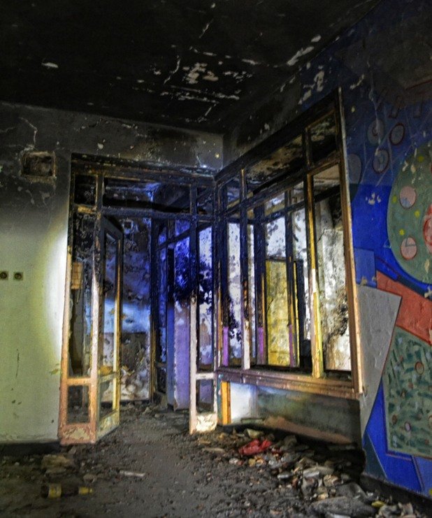 В края на 90-те години в изоставената сграда избухва пожар, следи от който все още могат да бъдат видени сред опушените помещения на горялото крило.