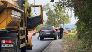 Румънският автобус се е отклонил рязко и е ударил спрелия наблизо автомобил