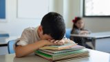 Крайно време е учебният ден да започва по-късно