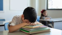 Крайно време е учебният ден да започва по-късно