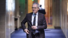 Средният депутат е 49-годишен юрист