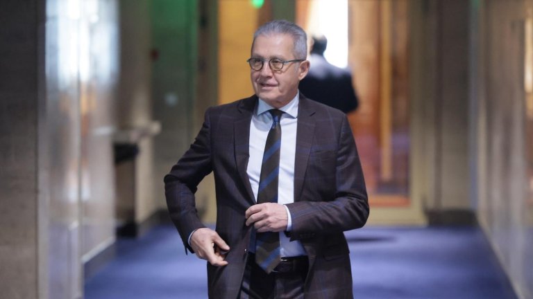 Средният депутат е 49-годишен юрист