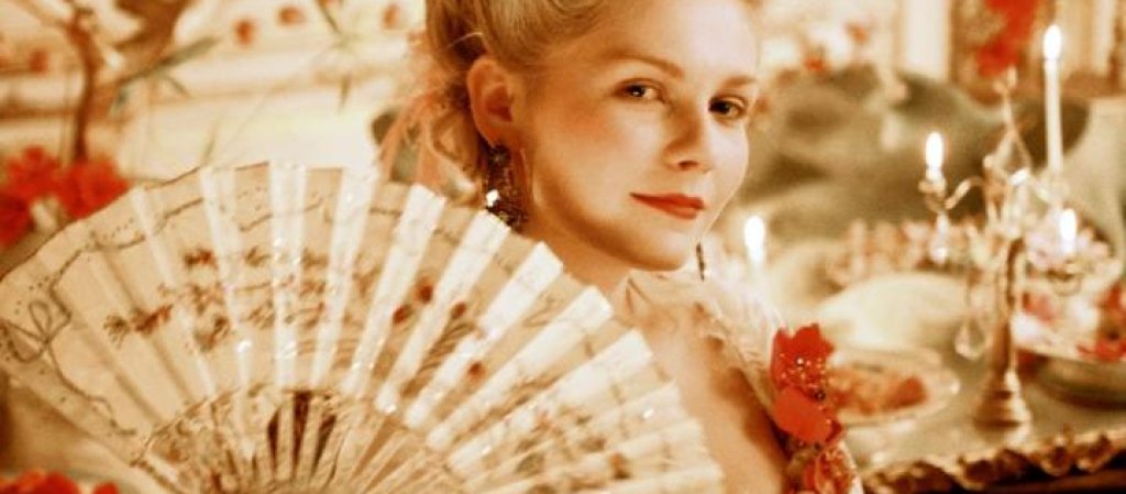 Мария Антоанета (2006)
Във филма си София Копола взима образа на една от най-иконичните френски фигури - младата кралица Мария Антоанета, чийто начин на живот става символ на всичко нередно във Франция преди революцията. Копола превръща историята в м