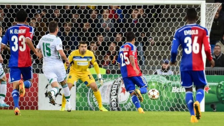 И Стоянов често бе оставян да спасява сам срещу нападатели.