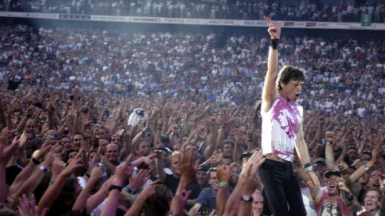 10. The Rolling Stones – Licks Tour – $311,000,000
За пореден път, Ролинг Стоунс се завръщат в списъка (но не и за последен път!). През 2002 г. бандата издаде двоен диск с 40 от най-добрите си парчета. Съпътстващото го турне имаше колосален успех, а албумът стана платинен четири пъти.