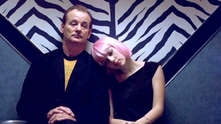 "Изгубени в превода" / Lost in Translation (2003)
Прекрасен меланхоличен филм, който среща остарял звезден актьор (Бил Мъри) и самотна млада съпруга (Скарлет Йохансон) в бара на японски хотел. Една от най-красивите истории за влюбването и приятелството - пресъздадена от София Копола.