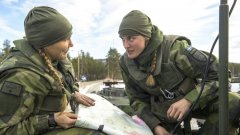 В строго контролираните казарми на Швеция мъжете и жените трябва да преминат през едни и същи тестове за физическа подготовка, като имат право да се специализират във всеки род войски, стига да покриват съответния норматив - от пехотата до военното разузнаване