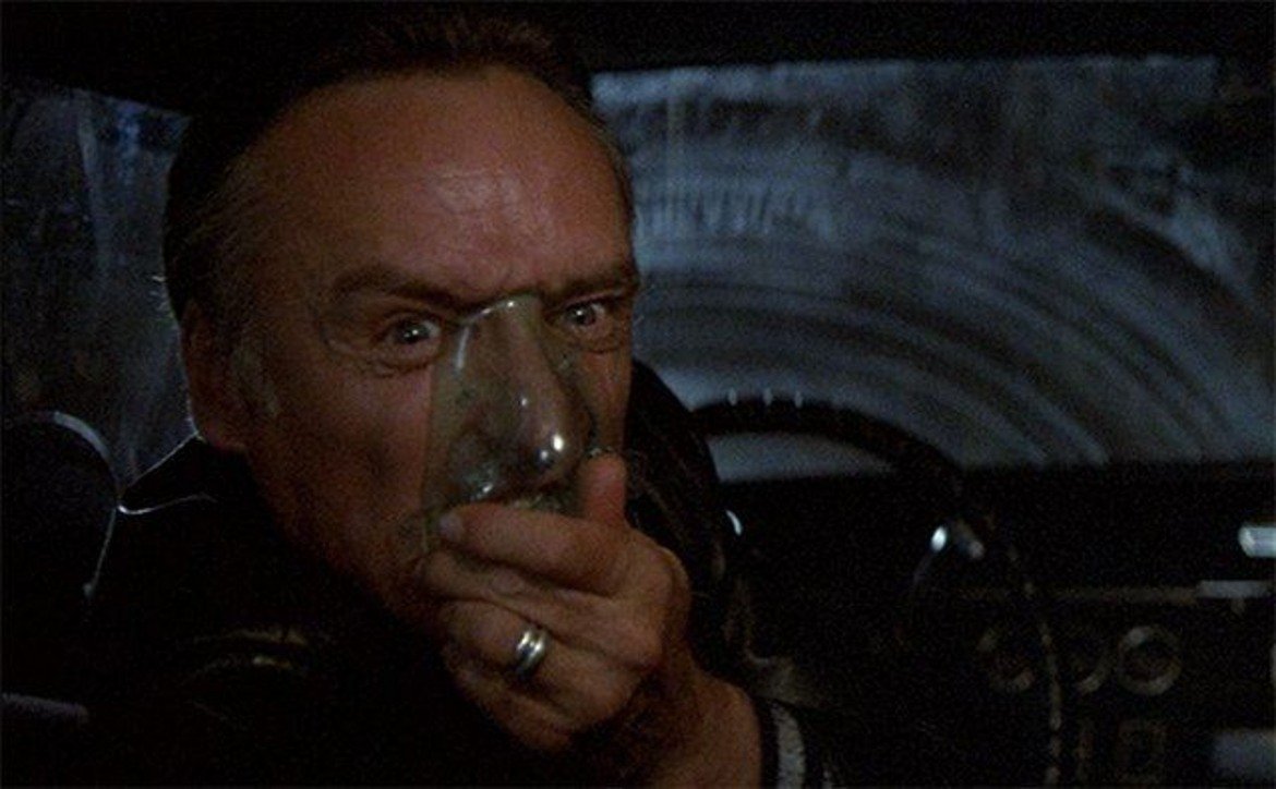 Франк Буут, "Синьо кадифе"
Ако си говорим за необичайни герои, то със сигурност Дейвид Линч може да ни предложи не един или двама. Изкривеният му ум обаче е способен да роди и един от най-зловещите психопати в киното - става дума за маниакалния наркодилър Франк Буут от филма "Синьо кадифе"(1986). Буут е сексуално извратен и използва наислие и позицията на партньора си в полицията, за да превърне семейството на Дороти Валънс в заложник, а нея - в своя секс робиня. Една от основните причини героят да е толкова запомнящ се, е изпълнението на Денис Хопър.