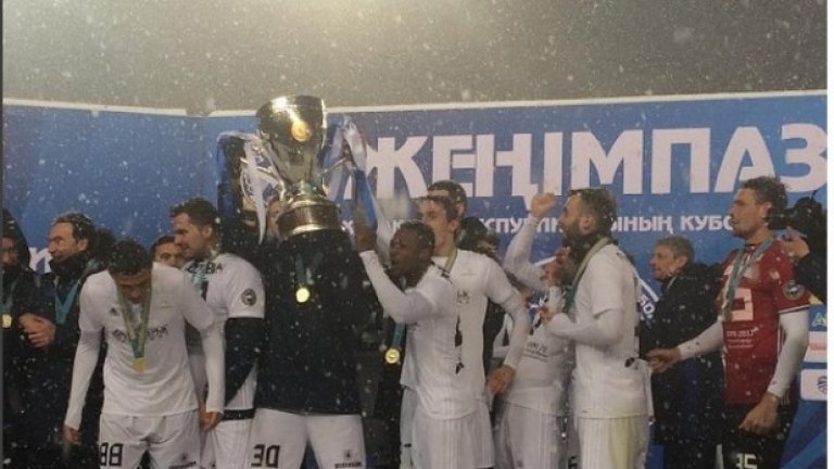 В първите минути на втората част обаче Жуниор Кабананга вкара шампионския гол.