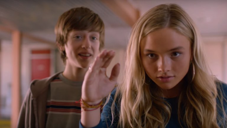 Надарените, The Gifted, Fox (понеделник, 2 октомври)
В "Тhe Gifted" едно семейство разбира, че децата са мутанти и му се налага да се крие постоянно заради това.
Телевизионните сериали на "Марвел" са леко в повече от необходимото напоследък. "Agents of S.H.I.E.L.D." така и не се превърна в успеха, за който ABC се надяваше; "Легион" на FX привлече някои положителни възгласи, а поредицата от различни представяния по Netflix, кулминирала със "Защитниците". "The Defenders" има някои добри попадения, както и някои провали. "Надарените" на Fox, е ново допълнение към оръдието Marvel. То се развива във вселената на Х-Мен. Участват Стивън Мойър, Ейми Акър и Джейми Чунг.
Пилотният епизод положи основите на сериала и се справя доста добре. А и динамиката сред семейството се чувства почти като реална.
Трейлър