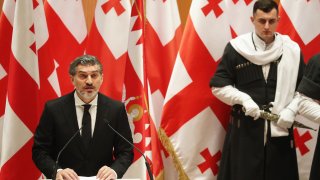 Хиляди излязоха на протест, за да покажат червен картон на Михаил Кавелашвили