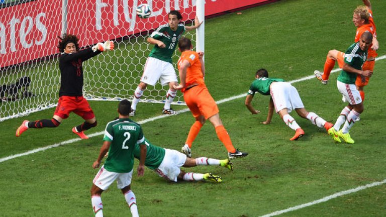 Гилермо Очоа спасява марково от няколко метра удара на Стефан де Врай, както бе и срещу Бразилия. Мексиканският вратар направи име като човек, който отразява неотразими удари.