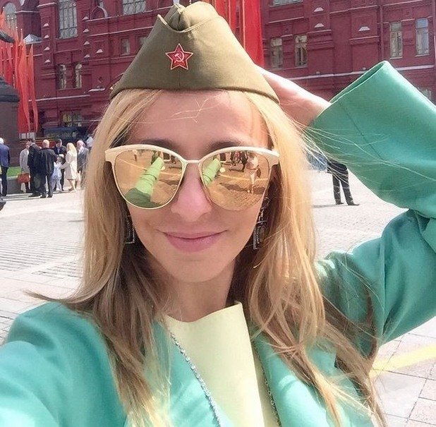 Татяна Навка на Деветомайския парад в Москва със съветска военна шапка