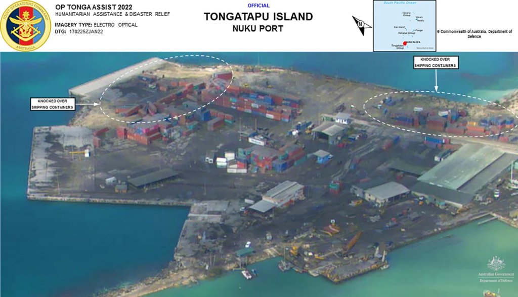 Пристанището Нуки на остров Тонгатапу

Снимка, направена от австралийските въздушни сили на 18 януари, показва отнесени от цунамито транспортни контейнери на пристанището.