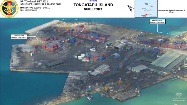 Пристанището Нуки на остров Тонгатапу

Снимка, направена от австралийските въздушни сили на 18 януари, показва отнесени от цунамито транспортни контейнери на пристанището.