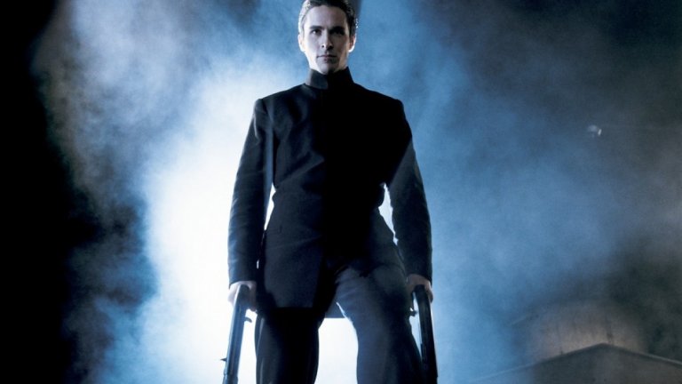 Equilibrium 
В Equilibrium действието ни пренася в далечно или не толкова бъдеще, в което човечеството някак си е успяло да оцелее след трета световна война. Научили своите поуки, хората решават, че няма да преживеят още един мащабен конфликт и че най-опасното за тях са именно техните чувства. 
По тази причина всеки жител на измислената Либрия е принуден да се инжектира с Прозиум – медикамент, който потиска емоциите. Произведенията на изкуството, които могат да предизвикат чувства, биват унищожавани – идея, идваща от Бредбъри и "451 градуса по Фаренхайт". Освен това получавате и забележителната игра на Крисчън Бейл и наистина добрата операторска работа.