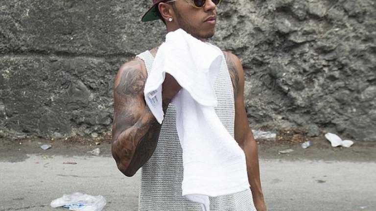 Хамилтън купонясва с Риана в Барбадос