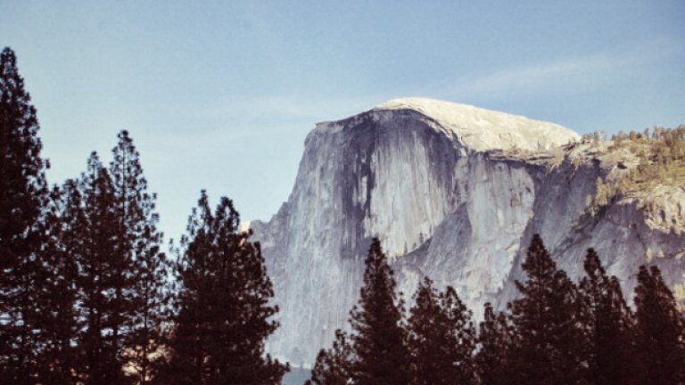 Скалата в Националния парк Йосемити, Калифорния От височината на своите 1500 метра, скалата  предизвиква катерачите от цял свят. Сериозен проблем обаче те срещат на върха й, в последите 120 метра, които са практически вертикални и трябва са се преминават само с обезопасяване. И все пак ако е валяло - въжетата стават мокри, а скалата - хлъзгава... и смъртоносна. Толкова  смъртоносна, че горната част е заслужила името си Смъртоносните плочи