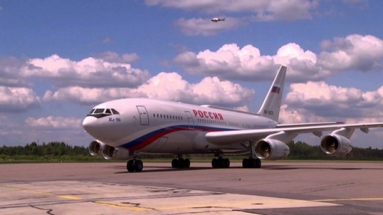 Ilyushin IL-96-300, Русия
Владимир Путин обикаля света с това чудо на съветската техника, което струва 50 млн. долара. Висококачествените навигационни и сателитни системи осигуряват на държавния глава безопасност, бързина и сигурност. В началото на 2015-та година, руското Министерство на отбраната поръча най-последната разработка на самолета, чиито резервоар може да побира 65 тона гориво и да прелети - без зареждане - повече от 3500 км. Този самолет е произведен в една единствена бройка - специално за Първия.