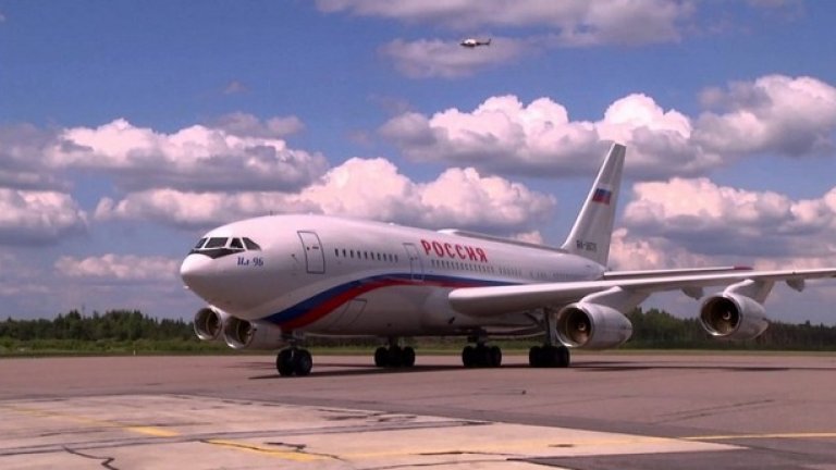 Ilyushin IL-96-300, Русия

Владимир Путин обикаля света с това чудо на съветската техника, което струва 50 млн. долара. Висококачествените навигационни и сателитни системи осигуряват на държавния глава безопасност, бързина и сигурност. В началото на 2015-та година, руското Министерство на отбраната поръча най-последната разработка на самолета, чиито резервоар може да побира 65 тона гориво и да прелети - без зареждане - повече от 3500 км. Този самолет е произведен в една единствена бройка - специално за Първия.