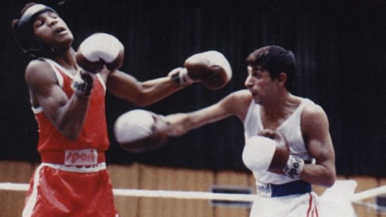 Ченгета свалят Ивайло Маринов от самолета
Датата 3 май 1986 г. ще остане в спортната ни история с едно изключително срамно събитие. Същия ден българският национален отбор по бокс трябва да излети от София за световното първенство в САЩ. Целият ни тим, начело с треньора Николай Джелатов, е строен на летището. Точно тогава пристигат ченгетата. Цивилните куки от Държавна сигурност се насочват към Ивайло Маринов. Отвеждат настрани 26-годишния варненец. „Оставаш тук, хайде…”, процежда през зъби един от тях. 
Всички са в шок! Ивайло е първият ни и единствен дотогава световен шампион по бокс, извоювал златната титла на шампионата в Мюнхен четири години по-рано. Само че под името Исмаил Мустафов. Заради Възродителния процес прочутият биткаджия е преименуван на Ивайло Маринов. Ами ако вземе, че остане в Америка? Отделно го подозират, че подкокоросал преди това варненския боксьор Галин Колев да избяга от България. Като официален мотив за свалянето му от самолета куките сочат това, че уж бил приемал допинг. Огорчен, Ивайло си купува една бутилка уиски от фришопа и хваща обратно самолета за Варна…
Всъщност ченгетата сами признават, че са му скроили номер и никакъв допинг не е имало. Това го казва в рапорта си до ДС агентът Александър Спиров, закачен към боксьорите ни в Рино уж като чиновник от БСФС. „Беше извършено предварително изучаване на отделните членове и взети мерки за отстраняването на неподходящите в идейно-политическо отношение спортисти, какъвто бе случаят с Ивайло Маринов…”, пише в рапорта си Спиров. В резултат на това великият ни боксьор е лишен от сигурна световна титла, спечелена от кубинеца Хуан Торес Оделин, много по-слаб от Ивайло.