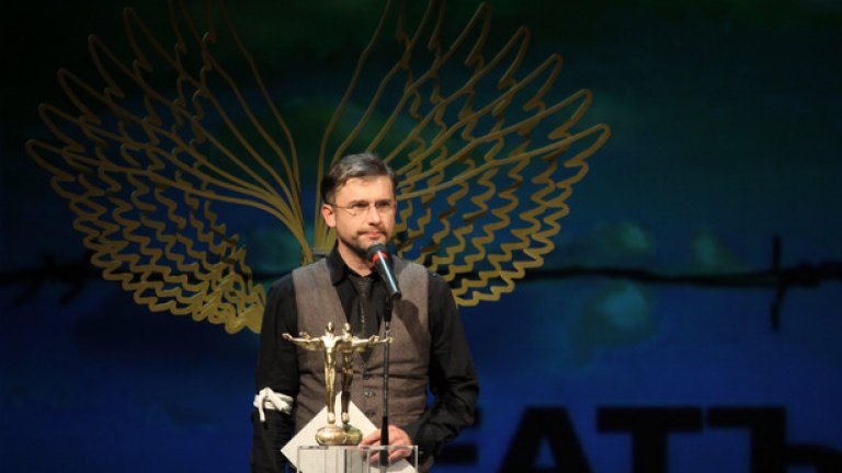 Актьорът Пенко Господинов излезе на сцената с протестна бяла лента на ръката, за да получи наградата за най-добър спектакъл "Лив Щайн". Малко преди церемонията около 200 актьори и театрали поискаха оставката на министър Вежди Рашидов заради липсата на финансиране.