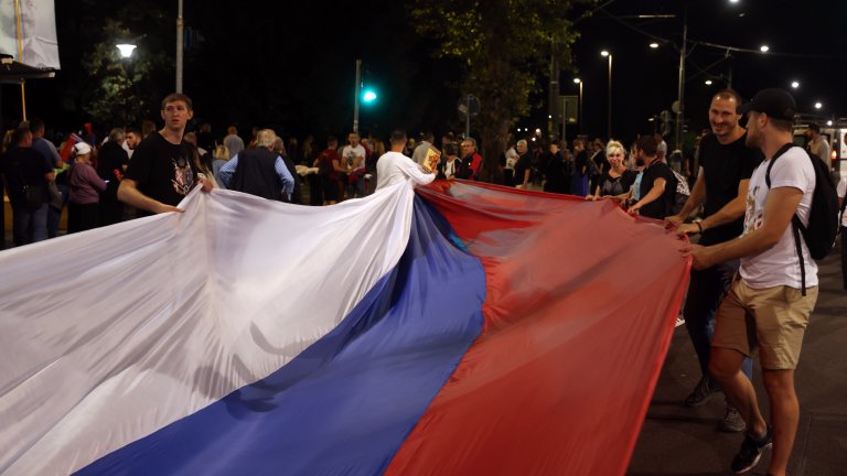 Рокери, свещеници с икони и русофили на протест срещу EuroPride в Белград (Снимки)