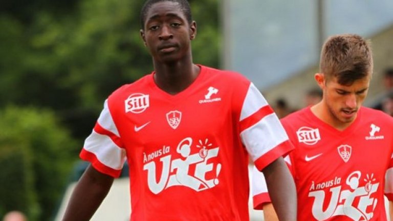 Ибрахима Сисоко, Брест
Не може без французин. И няма френски талант, когото Нюкасъл да не следи. Този случай не е различен. 18-годишният халф вече играе редовно за Брест в Лига 2. Висок (1,93 м) и силен, Сисоко впечатлява с изявите си като дефанзивен полузащитник, а освен „свраките“, Ливърпул също има интерес към него.