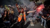 Страната затъва в дългове и политическа криза и хората искат милиардерите да плащат повече