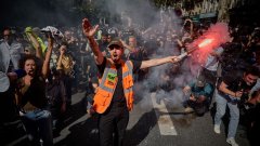 Страната затъва в дългове и политическа криза и хората искат милиардерите да плащат повече