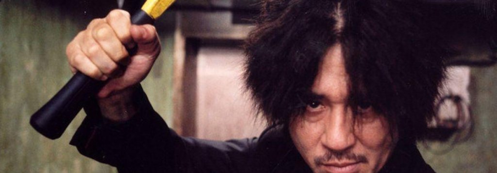 "Олдбой" (Oldboy)

Дългите кадри са прекрасен инструмент за създаването на запомнящи се екшън сцени. В днешното кино имаме прекалено много бърз монтаж и хаотична камера, нищо не се вижда, а ценителите копнеят за добрите стари времена на класическия екшън. 

В Oldboy южнокореецът Парк Чан-Уук ни предлага фантастичен дълъг кадър, в който един човек, въоръжен с чук се изправя срещу малка армия от наемници в клаустрофобична среда. 

Сцената вече се смята за модерна класика сама по себе си, а в контекста на перверзния шедьовър стои още по-впечатляващо. Кадърът обединява грубото насилие с поезията на движенията на тялото по красив и вълнуващ начин.