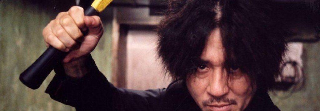 "Олдбой" (Oldboy)
Дългите кадри са прекрасен инструмент за създаването на запомнящи се екшън сцени. В днешното кино имаме прекалено много бърз монтаж и хаотична камера, нищо не се вижда, а ценителите копнеят за добрите стари времена на класическия екшън.
В Oldboy южнокореецът Парк Чан-Уук ни предлага фантастичен дълъг кадър, в който един човек, въоръжен с чук се изправя срещу малка армия от наемници в клаустрофобична среда.
Сцената вече се смята за модерна класика сама по себе си, а в контекста на перверзния шедьовър стои още по-впечатляващо. Кадърът обединява грубото насилие с поезията на движенията на тялото по красив и вълнуващ начин.