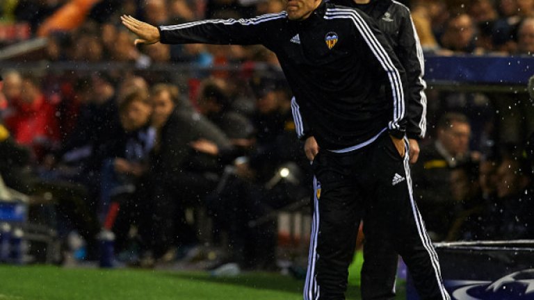 Фил Невил. Братът на Гари също залитна по медиите и се подвизаваше като експерт и в телевизии, и в печатни издания. Захвана се с треньорство още през 2013 г. - като асистент на Дейвид Мойс в Юнайтед. „Дейвид много ми помогна. И ми беше адски тежко, когато го уволниха. Това е един от най-тъжните ми моменти в професионален план“, призна Фил. Той се оказа ненужен в щаба на Луис ван Гаал и започна работа в BBC. А Мойс му предложи да го вземе в Реал Сосиедад. Тогава Невил отказа да се премести в Испания заедно със семейството си. По ирония на съдбата преди 6 месеца стегна багажа и замина тъкмо за слънчевата страна - като помощник на Нуно Санто във Валенсия. Отговаряше за играта в защита и изучаваше бъдещите съперници. След като Нуно подаде оставка, сам води няколко тренировки. А занапред ще помага на брат си.