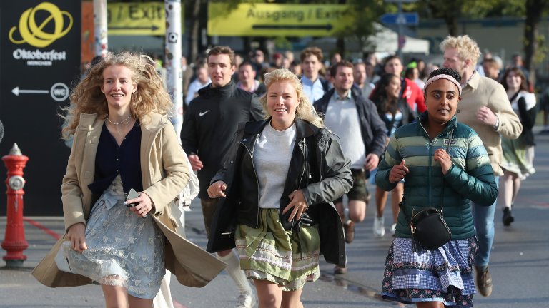 Първият ден на Октоберфест: Тълпи, бира и дъжд (снимки)