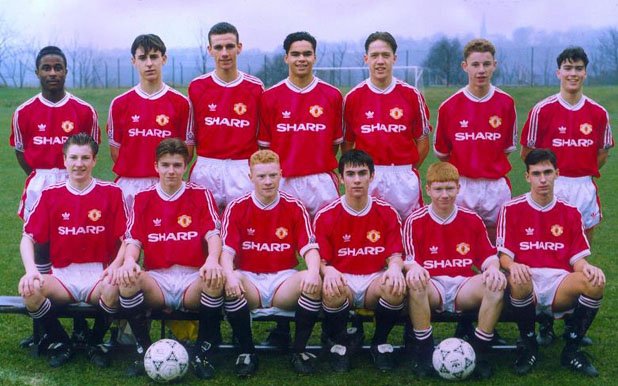Уникална снимка на тима до 18 години на Юнайтед. Гари Невил е вторият отляво горе, Ники Бът - вторият отдясно. Седнали са Пол Скоулс (втори отдясно) и Дейвид Бекъм (втори отляво). А до него е Роби Савидж, който не успя да се задържи в Юнайтед, но направи силна кариера в други тимове, а сега е анализатор на BBC.