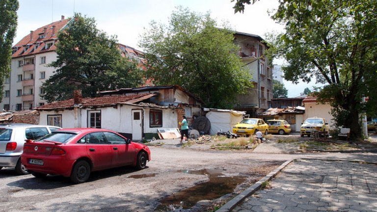 Районът в Коньовица е съчетание от хубави и лоши къщи и автомобили