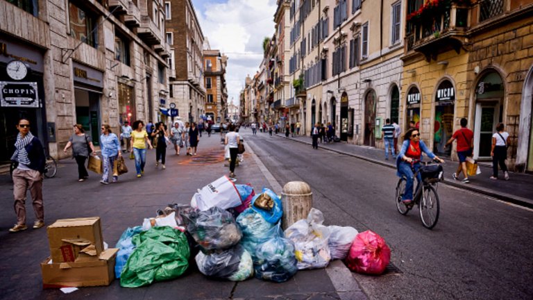 "Положението е трагично. Няма друга европейска столица в такова окаяно състояние" - казва Стефано Банди. Римляните отдавна го констатират.