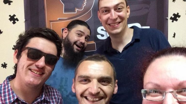 Именно Fury държи рекорда за излизане от стаята "Двойния агент" на компанията "House of Puzzle" - само за 29 минути те успяват да решат загадките