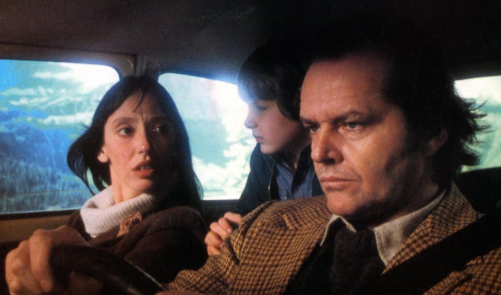1. “Сиянието” (1980 г.)
Оценка в IMDb: 8,4 от 10 звезди
Най-възхваляваният филм на ужасите по Стивън Кинг ни запознава с писателя Джак Торънс (Джак Никълсън), който приема работа като пазач в изолиран планински хотел. Надява се, че тишината и усамотението през зимата ще му дадат време да пише и да започне начисто. Но малко след като Джак и семейството му се настаняват, хотелът започва да разкрива своите мрачни тайни.