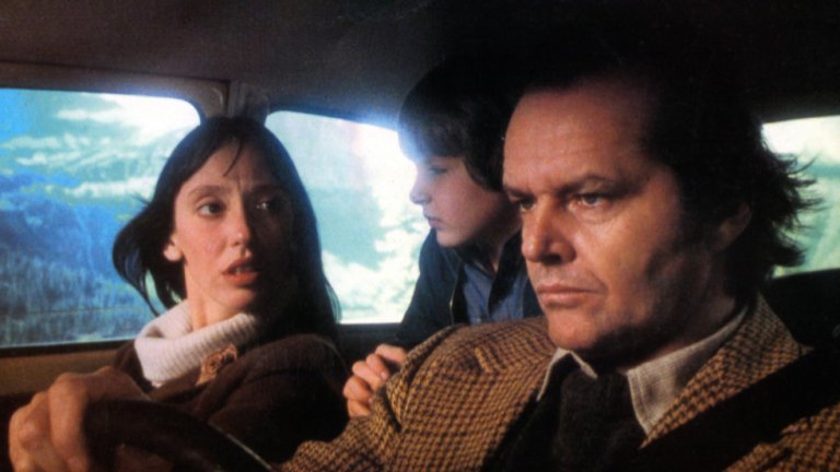 1. “Сиянието” (1980 г.)
Оценка в IMDb: 8,4 от 10 звезди
Най-възхваляваният филм на ужасите по Стивън Кинг ни запознава с писателя Джак Торънс (Джак Никълсън), който приема работа като пазач в изолиран планински хотел. Надява се, че тишината и усамотението през зимата ще му дадат време да пише и да започне начисто. Но малко след като Джак и семейството му се настаняват, хотелът започва да разкрива своите мрачни тайни.