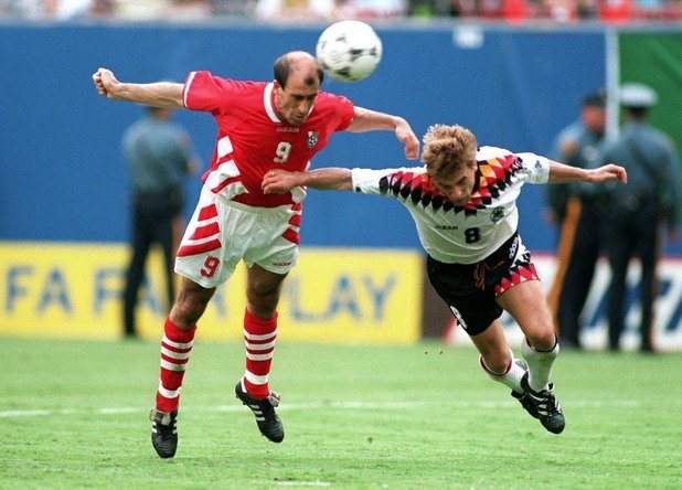 1994 г. Четвъртфинал България - Германия, който никога няма да забравим. Йордан Лечков приспива немците с победния гол за 2:1, въпреки отчаяния опит на Томас Хеслер да го спре.