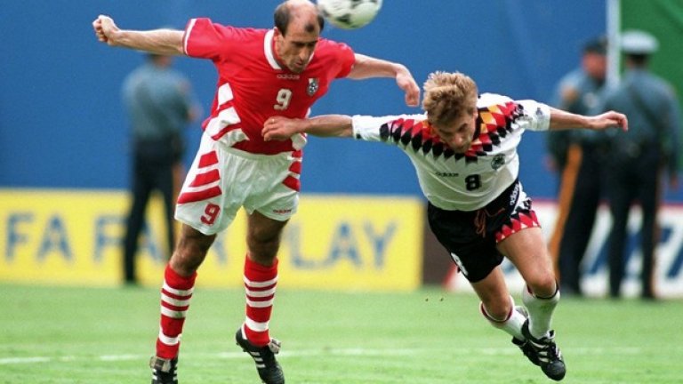 1994 г. Четвъртфинал България - Германия, който никога няма да забравим. Йордан Лечков приспива немците с победния гол за 2:1, въпреки отчаяния опит на Томас Хеслер да го спре.