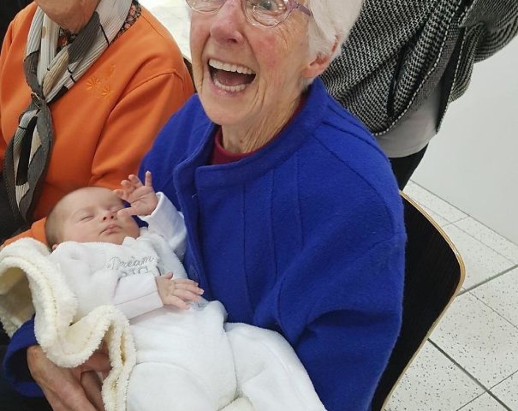 Прабаба се среща със своята правнучка