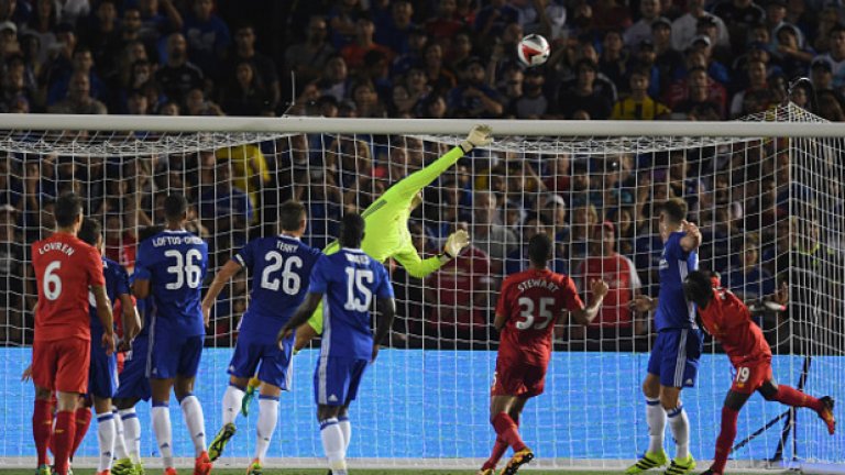 5. Все пак, мачът не бе кой знае колко интересен
Ливърпул показа блясък и креативност на моменти, но имаше нужда от повече острота в атака. Новото попълнение Садио Мане започва да се вписва, но все още не може да се счита за истинска част от отбора. Челси изчакваше и мислеше повече за защитата, но все пак използва своя момент и с човек по-малко в последните 20 минути успя да задържи резултата.