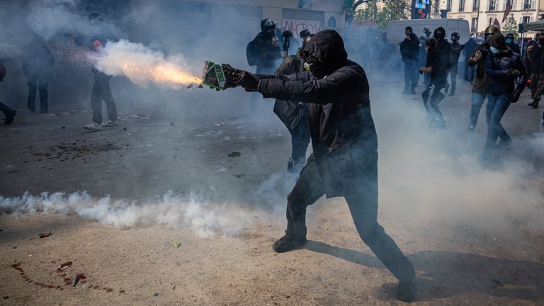 Стотици арестувани, палежи и сълзотворен газ за Деня на труда във Франция